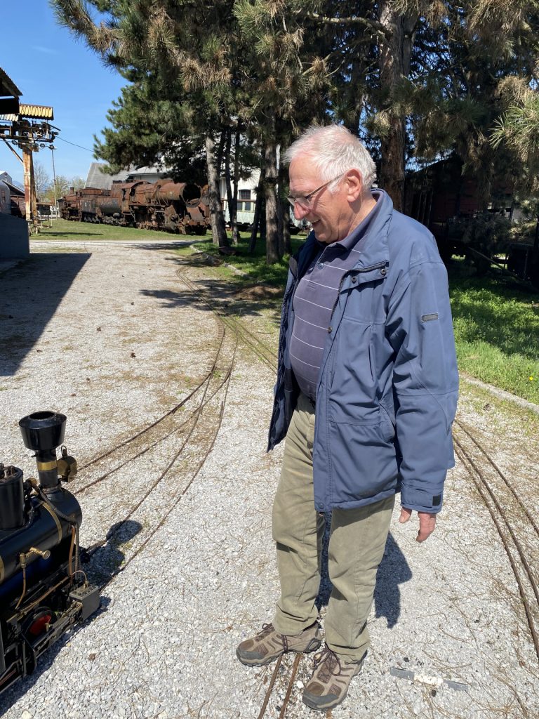 Varnost je na prvem mestu. Tako je bilo pri izdelavi in tako je tudi, ko se Miha Omerza pripravlja, da z lokomotivo popelje otroke, saj vedno preveri, ali vse deluje in ali je vse na svojem mestu.