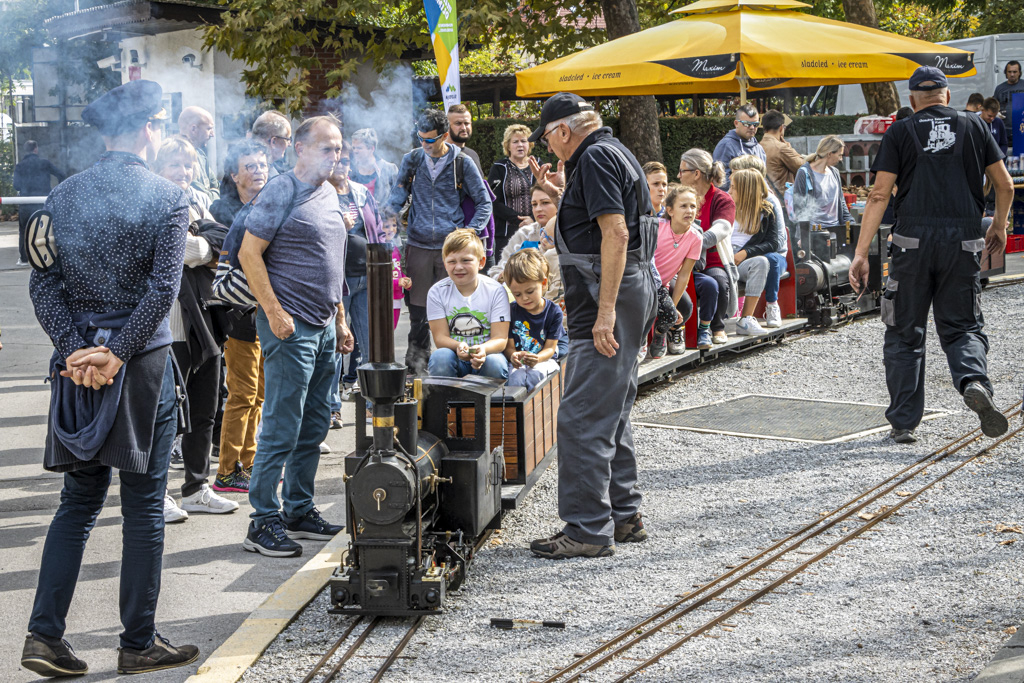 Čisto pravo otroško navdušenje za vožnjo v vrtno železnico K.3. Foto: Miško Kranjec