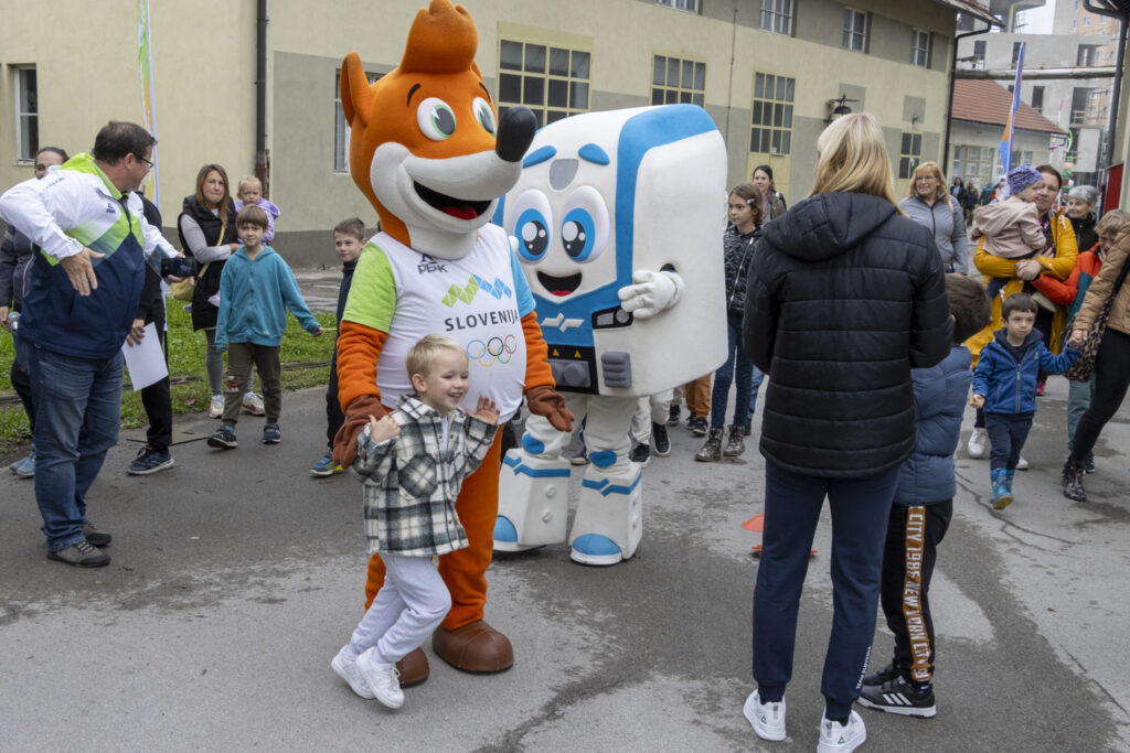 Druženje z rokometašico Tamaro Mavsar nista zamudila niti stara prijatelja, maskota Foksi in maskota Slovenskih železnic. Foto: Železniški muzej Slovenskih železnic