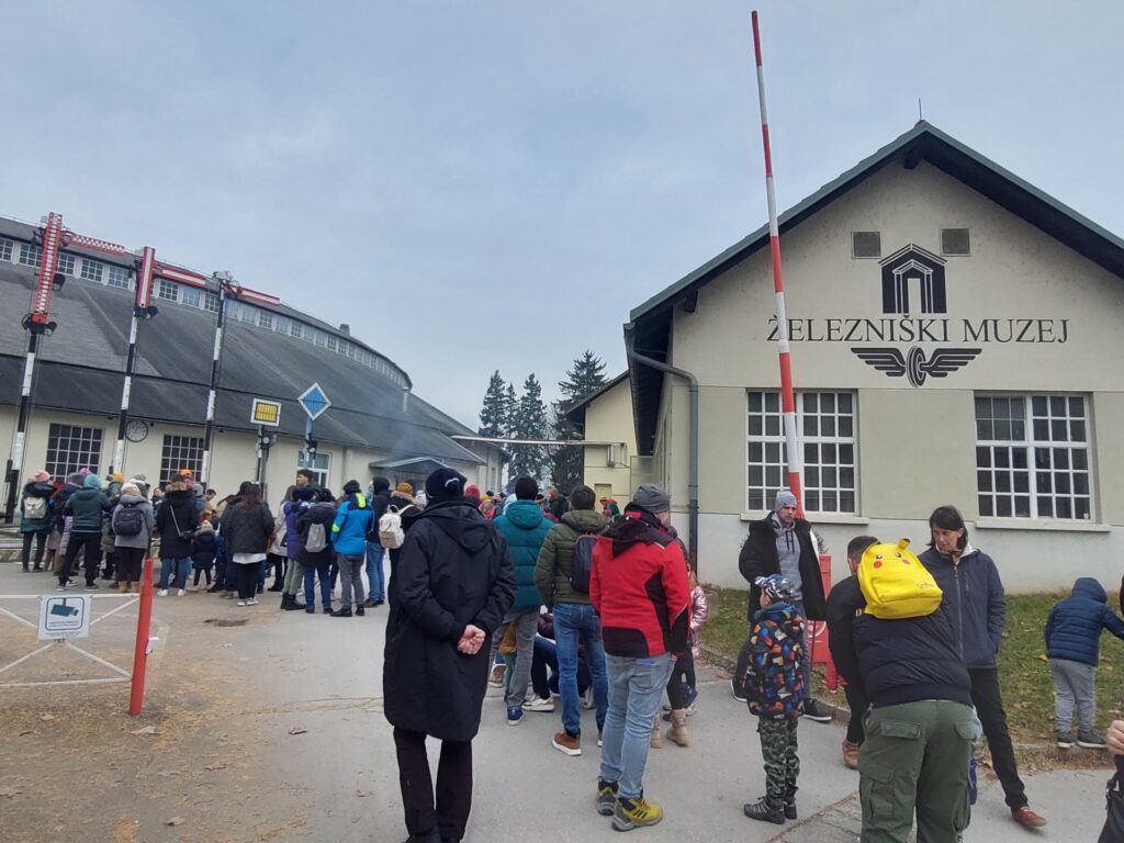 Za vožnjo z vlakom vrtne železnice je bilo potrebno počakati v vrsti. Foto: A. Š., Železniški muzej Slovenskih železnic 