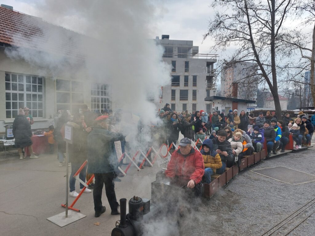 Nad vožnjo z vlakom vrtne železnice so bile navdušene vse generacije obiskolcev. Foto: A. Š., Železniški muzej Slovenskih železnic