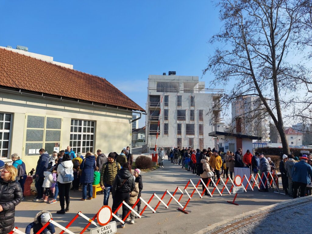 Na Prešernov dan je bilo prešerno tudi vreme s sončnimi žarki. Foto: A. Š., Železniški muzej Slovenskih železnic