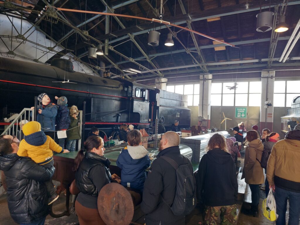 Med ogledom parnih lokomotiv je bilo za obiskovalce posebno "postajališče" ob pravem vagonu, kjer imamo v muzeju postavljeno modelno maketo. Foto: A. Š., Železniški muzej Slovenskih železnic