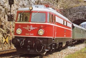 Lokomotiva ÖBB z logotipom v obliki krilatega kolesa.