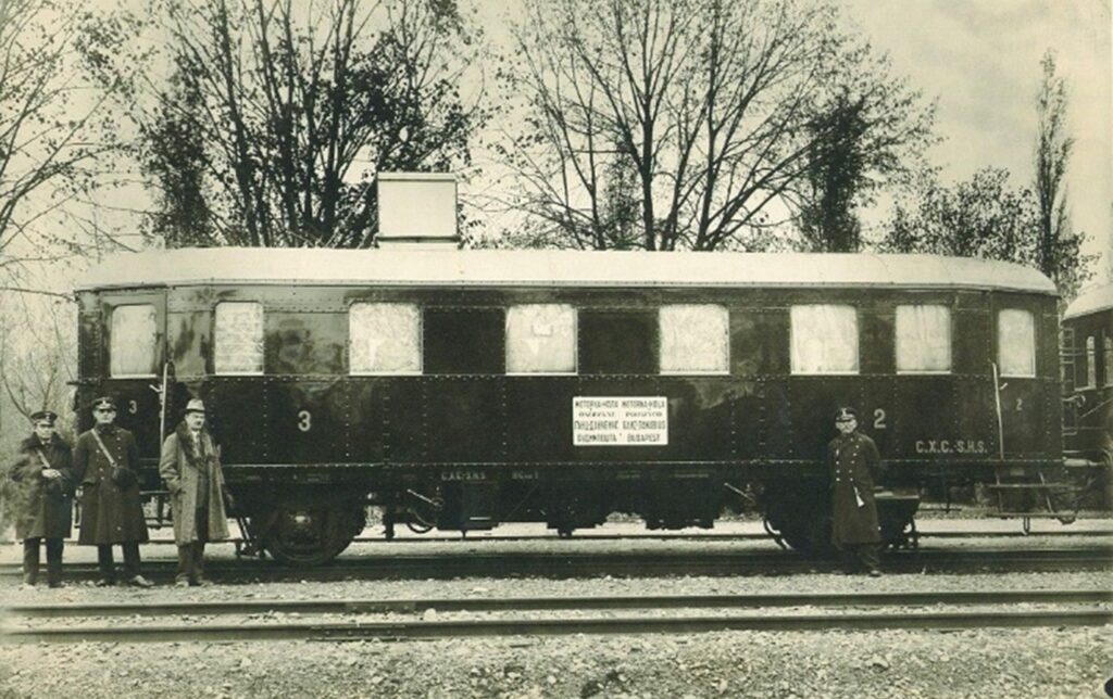 Motornik BCmot ob prevzemu Železnic SHS leta 1929. Na strehi ima nameščen hladilnik za hlajenje bencinskega motorja, ki je bil po nekaj letih uporabe zamenjan z dizelskim. Vir: https://www.zeleznice.in.rs/forum