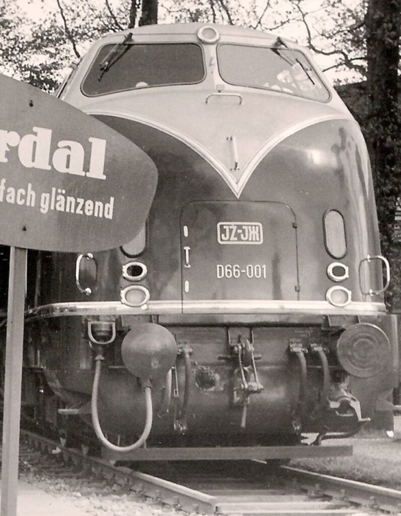 Lokomotiva JŽ D66-001 Dinara (JŽ 761-001) na sejmu v Hannovru aprila 1957, tik preden je prišla v Jugoslavijo. Vir: https://en.wikipedia.org/wiki/Krauss-Maffei_ML_2200_C%27C%27
