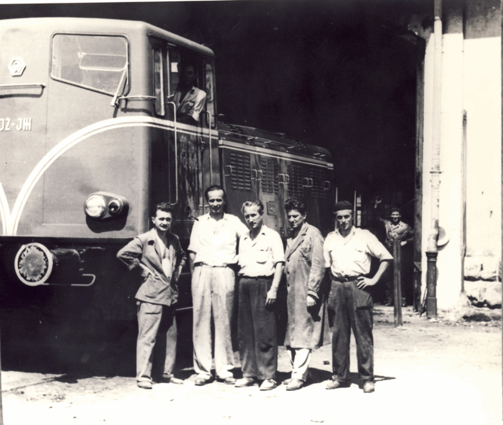 Osebje vleke vlakov na Reki med prevzemom avstrijskega jembaha JŽ 730-002, julij 1958. Vir foto: Tomislav Nikodijević, Facebook (25. 10. 2023)