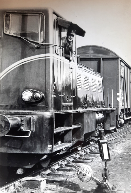 Jembah JŽ 731-019 v Zalogu sredi leta 1960, z nenavadno streho nad vrati kabine. Vir fotografije: Železniški muzej SŽ (Radivoj Pleterski)