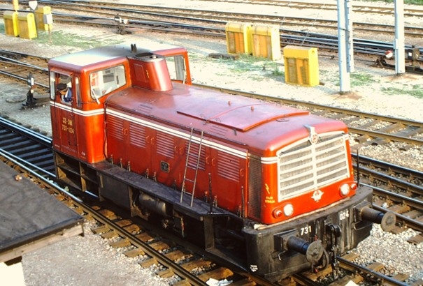 Jembah JŽ 731-024 pod kretniško postavljalnico v Ljubljani, julij 1979. V rumenih omarah se nahajajo plinske jeklenke s propan butanom za ogrevanje kretnic v zimskem času. Avtor foto: Štefan Stepic