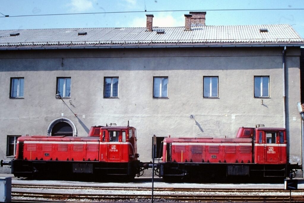 Jembaha JŽ 731-018 in 021 »počivata« pred stavbo ljubljanske vleke vlakov, maj 1991. Avtor foto: Štefan Stepic
