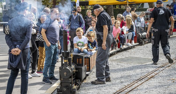 Čisto pravo otroško navdušenje za vožnjo v vrtno železnico K.3. Foto: Miško Kranjec